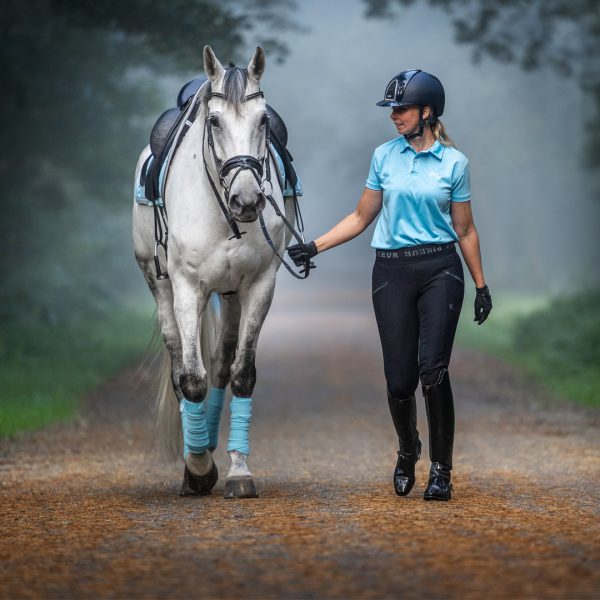 foto paard met amazone in lichtblauwe set
