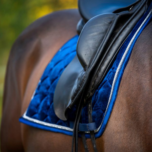 zadeldek van fluweel in donkerblauwe kleur op paard