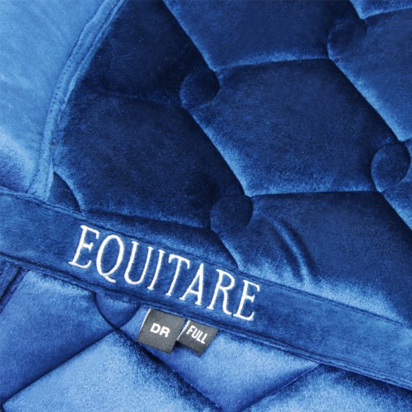 detailfoto van zadeldek voor paard in fluweel blauw