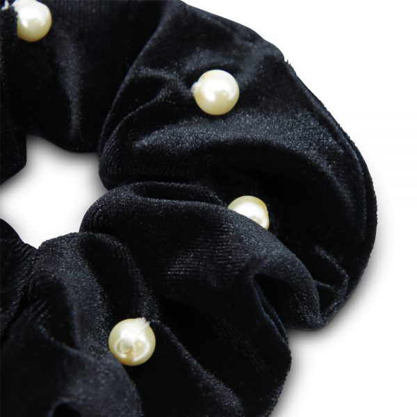 detail van haarscrunchie zwart met parels